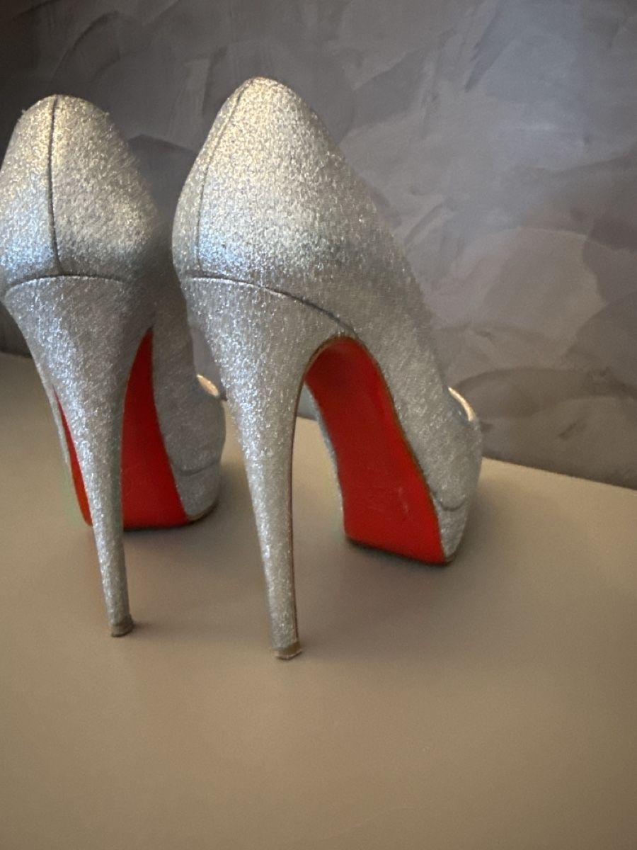 Christian Louboutin Damenschuhe: Silver Glitter Peep Toe Heels Size 36.5 – Gebraucht aus Lugano von og4_h9b8 3