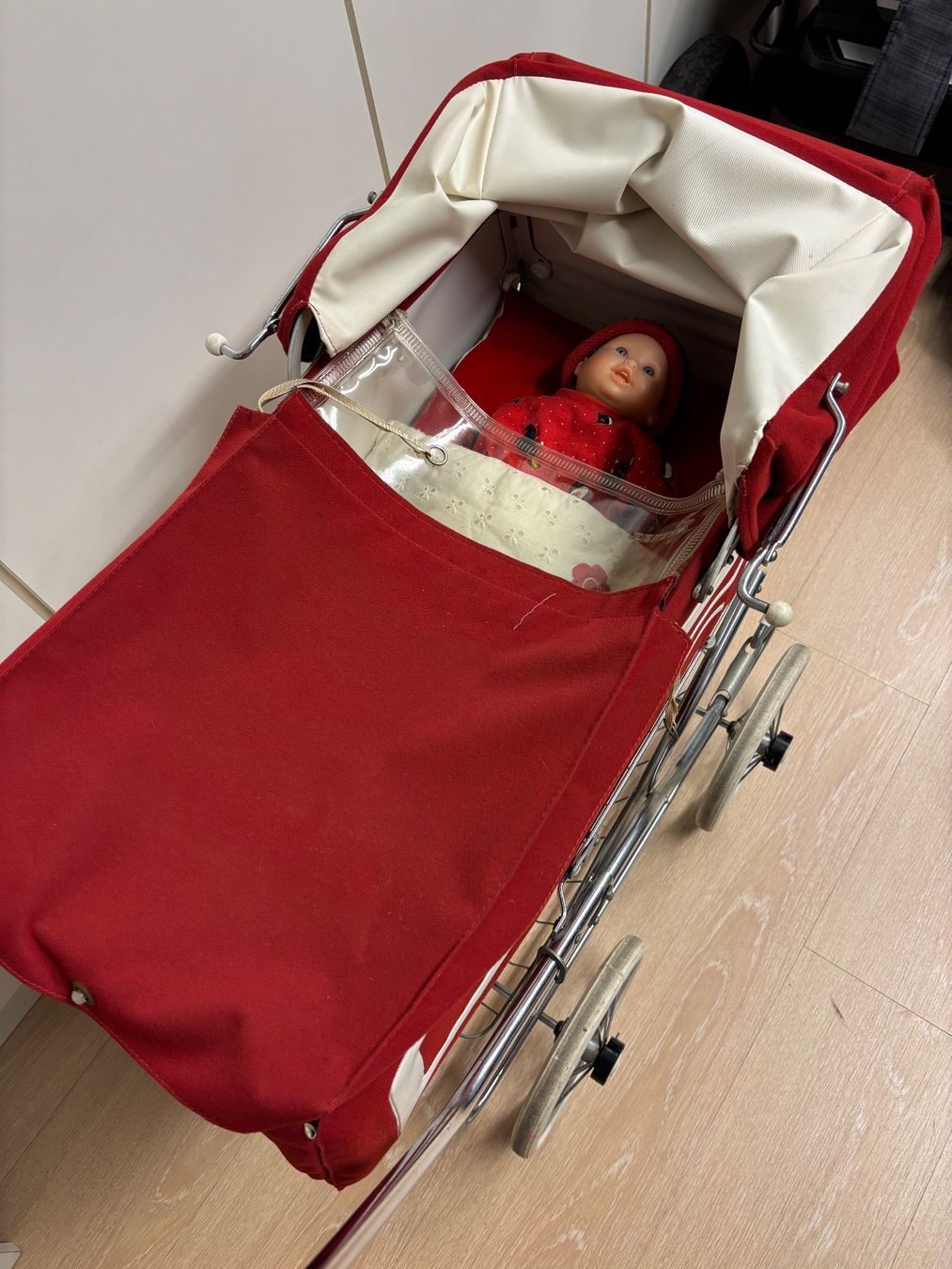 Puppenwagen Zekiwa Retro Rot/Weiss (Gebraucht) in Gossau ZH fr CHF 20   nur Abholung auf Ricardo kaufen