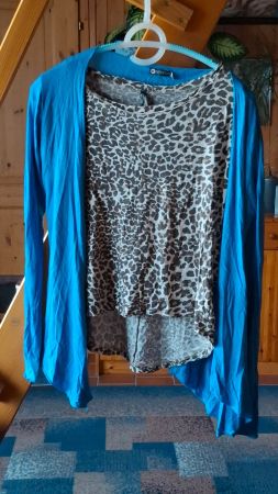 Frühlings Set: Top mit Animalprint + blaue Strickjäckli