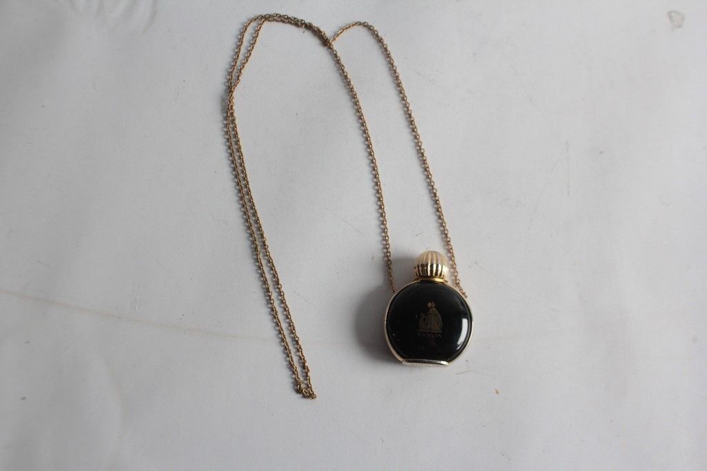 Lanvin Profumi & Eau de Toilette: Collier Pendentif flacon de parfum Arpège de Lanvin vintage – Usato da Vandoeuvres venduto da Dom-Tom
