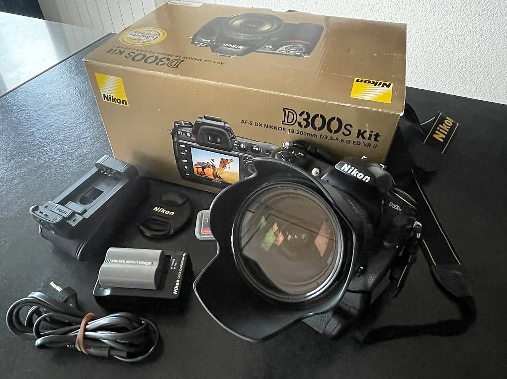 Fotocamera: Nikon D300s Komplett-Set mit MB-D10 – Usato da Niederrohrdorf venduto da S056