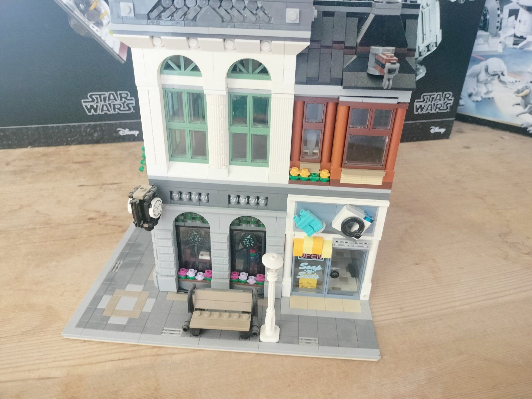 Lego Jouets: Lego Creator Expert 10251 Brick Bank Modular ab 1.- – D'occasion à Wil SG par RoyalBricks 3