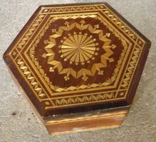 Handarbeit Schatztruhe aus Holz / Schmuckkiste / Holz-Dose
