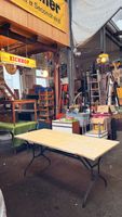 Arbeitstisch mit Metallgestell