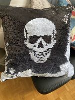 Totenkopfkissen mit Pailetten zweifarbig