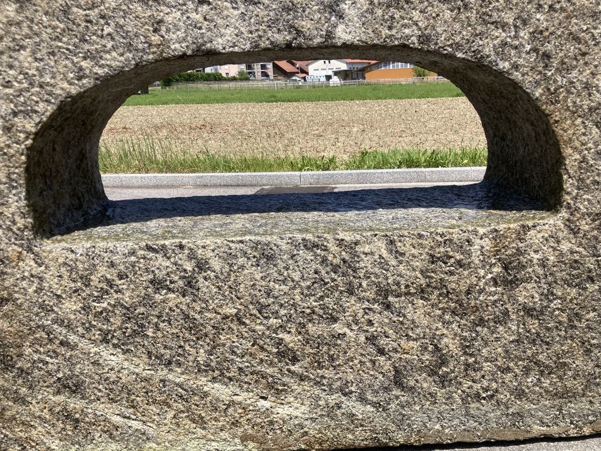 Pietre & tegole: Granit-Block mit Aussparung  – Usato da Uerkheim venduto da Dealer-4813 3