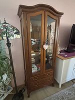 Eleganter Massivholz-Vitrinenschrank im französischen Stil