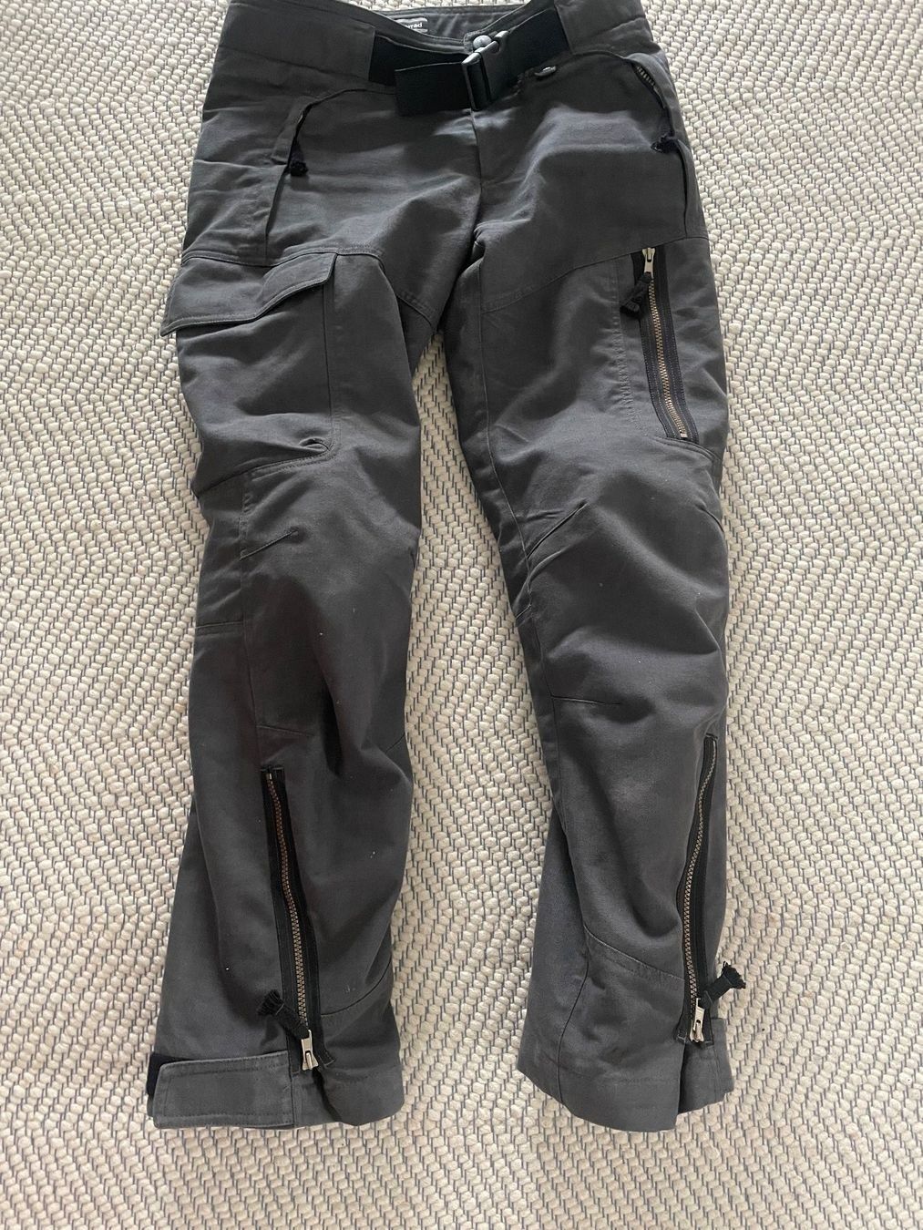 BMW Pantaloni: Pantalon de moto BMW gris taille M – Usato da La Chaux-de-Fonds venduto da JeanSeb