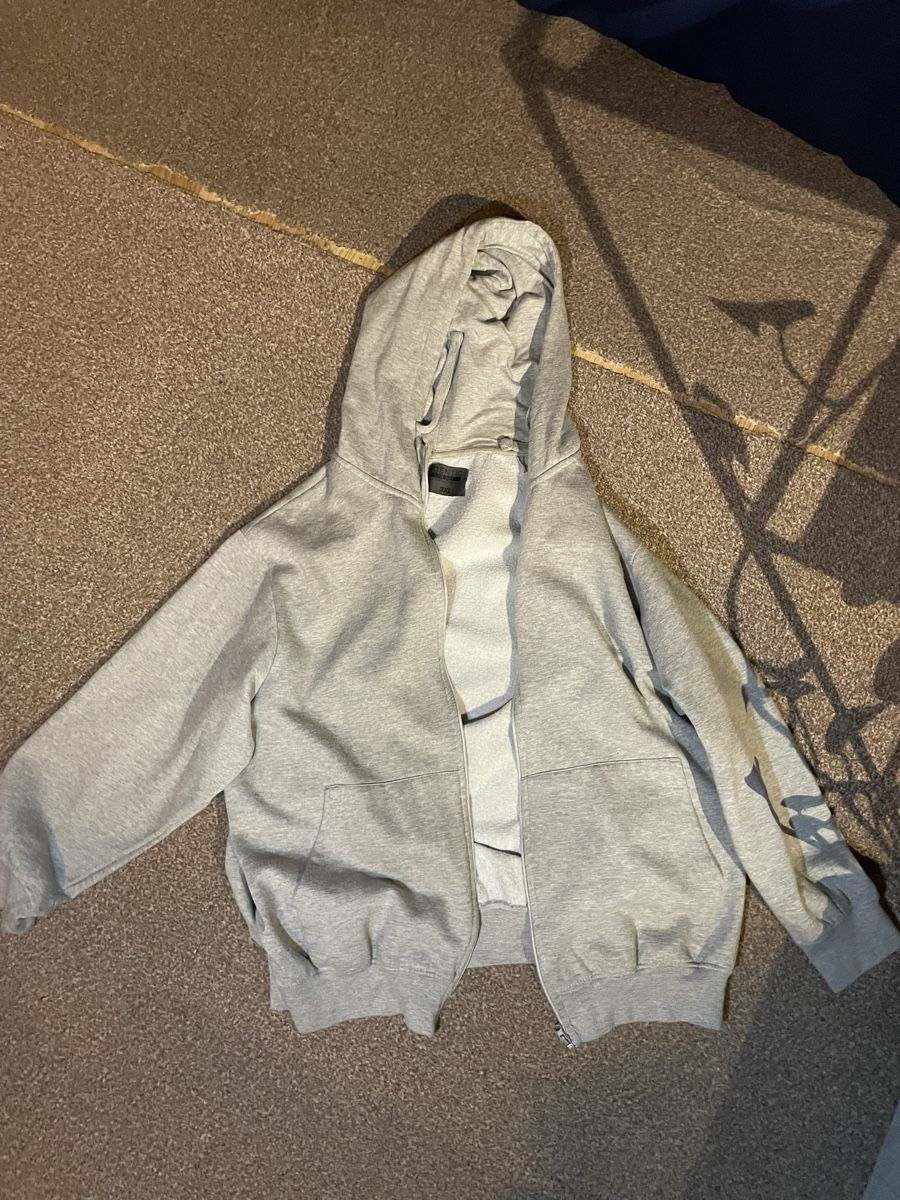 Maglioni & Felpe: Sweat à capuche gris, oversized – Usato da St-Légier-Chiésaz venduto da Athenae
