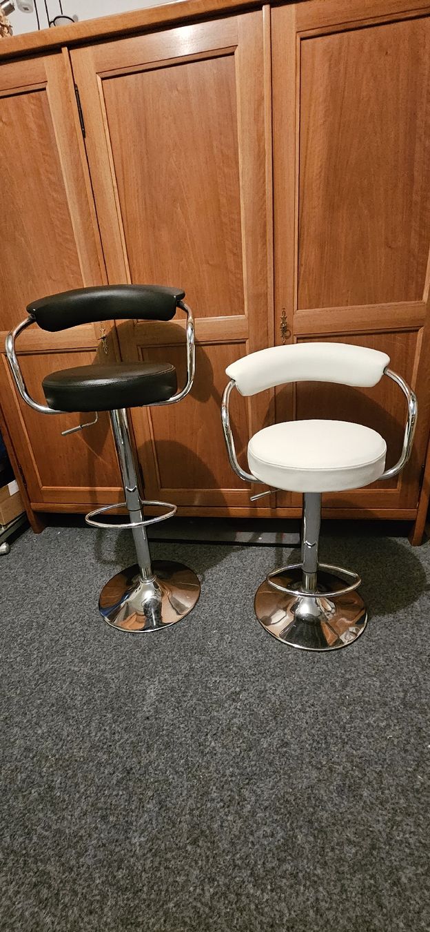 Hocker: Barhocker 2 Stück – Gebraucht aus Buchs ZH von Astor1990