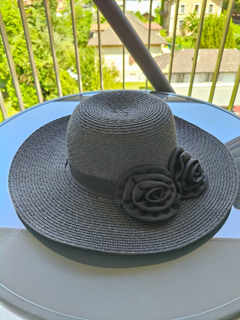 Copricapi, berretti & cappellini: Chapeau 100% paille noir avec fleurs – Nuovo e nell'imballaggio originale da Monthey venduto da lesaffairesdecamille
