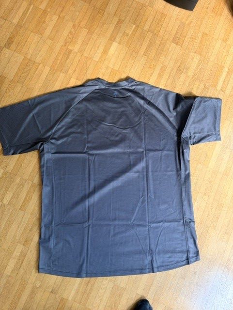 Specialized T-shirt: 3 Specialized Shirts Neu - XXL – Nuovo (secondo la descrizione) da Dübendorf venduto da kerstinbrisbane 4