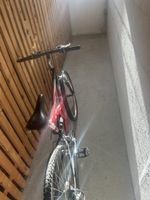 VTT Zoom rouge et noir, idéal pour les balades!