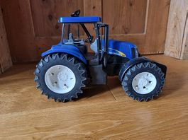 Bruder Traktor New Holland