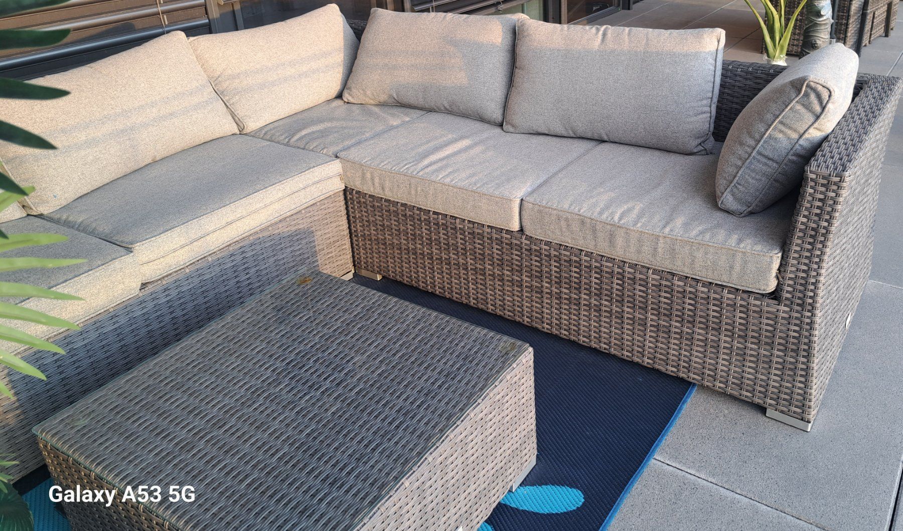 Sofas: Rattan Lounge plus Rattan Glastisch – Gebraucht aus Kaltbrunn von Civi3 1