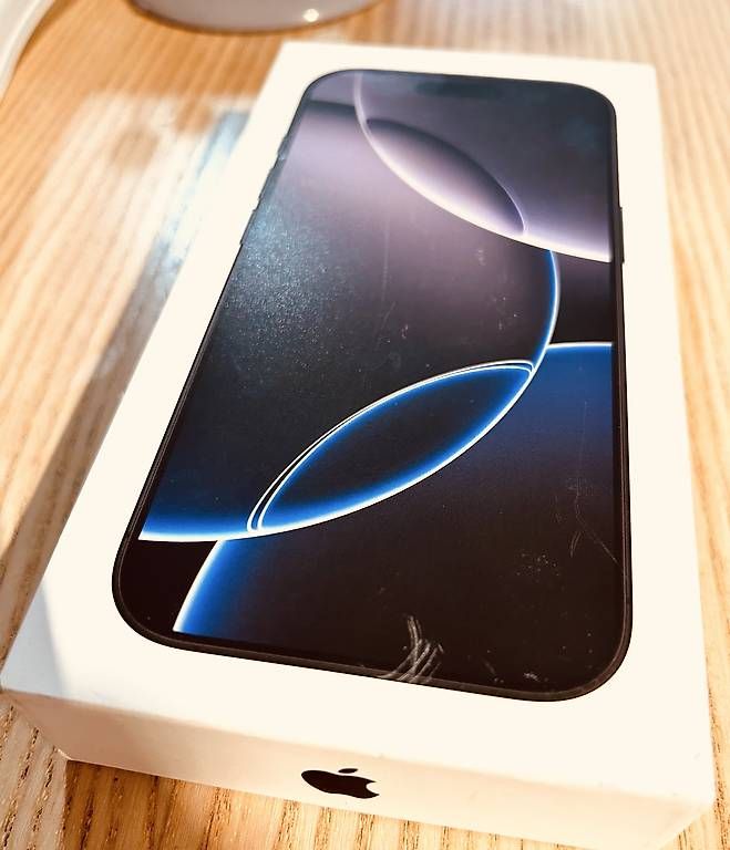 Telefoni cellulari / Smartphones: iPhone 16 pro 256 gb – Usato da Colombier VD venduto da Xzbit 2