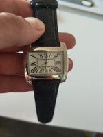 Armbanduhr rechteckig silbernes Gehäuse schwarzes Leder