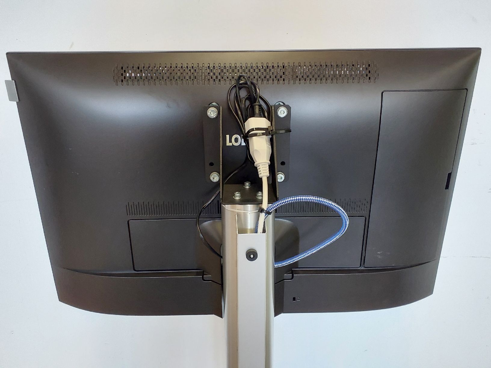 Loewe Fernseher: Loewe Fernseher mit Standfuss – Neu (gemäss Beschreibung) aus Luzern von CaritasZentral 3
