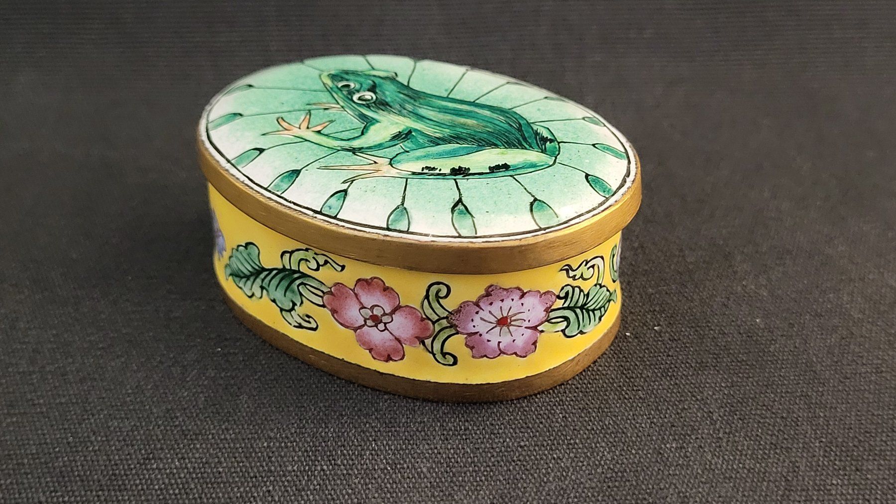 Figuren: Emaille-Dösli mit Frosch-Motiv – Gebraucht aus Basel von spinne02 2