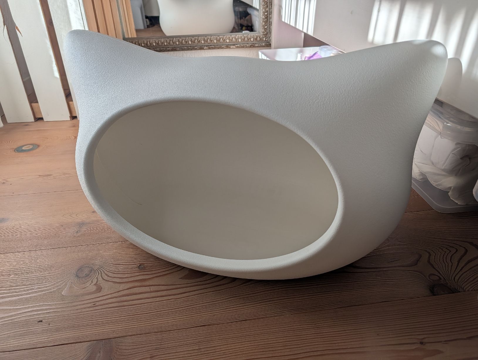 Liege- & Schlafplätze: Whiskas Design Katzenhöhle  – Gebraucht aus Glarus von and_9yjq