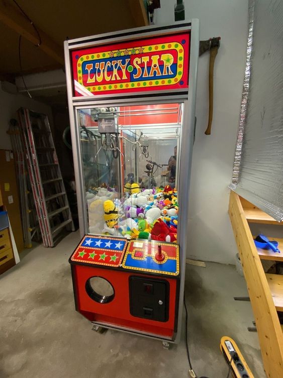 Greifautomat - Spielzeugautomat mit Plüschtieren Stock Photo