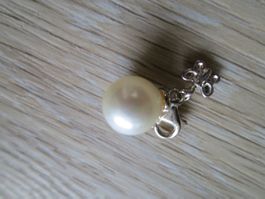 Thomas Sabo Perlen Charm mit kleinem Schmetterlingsanhänger
