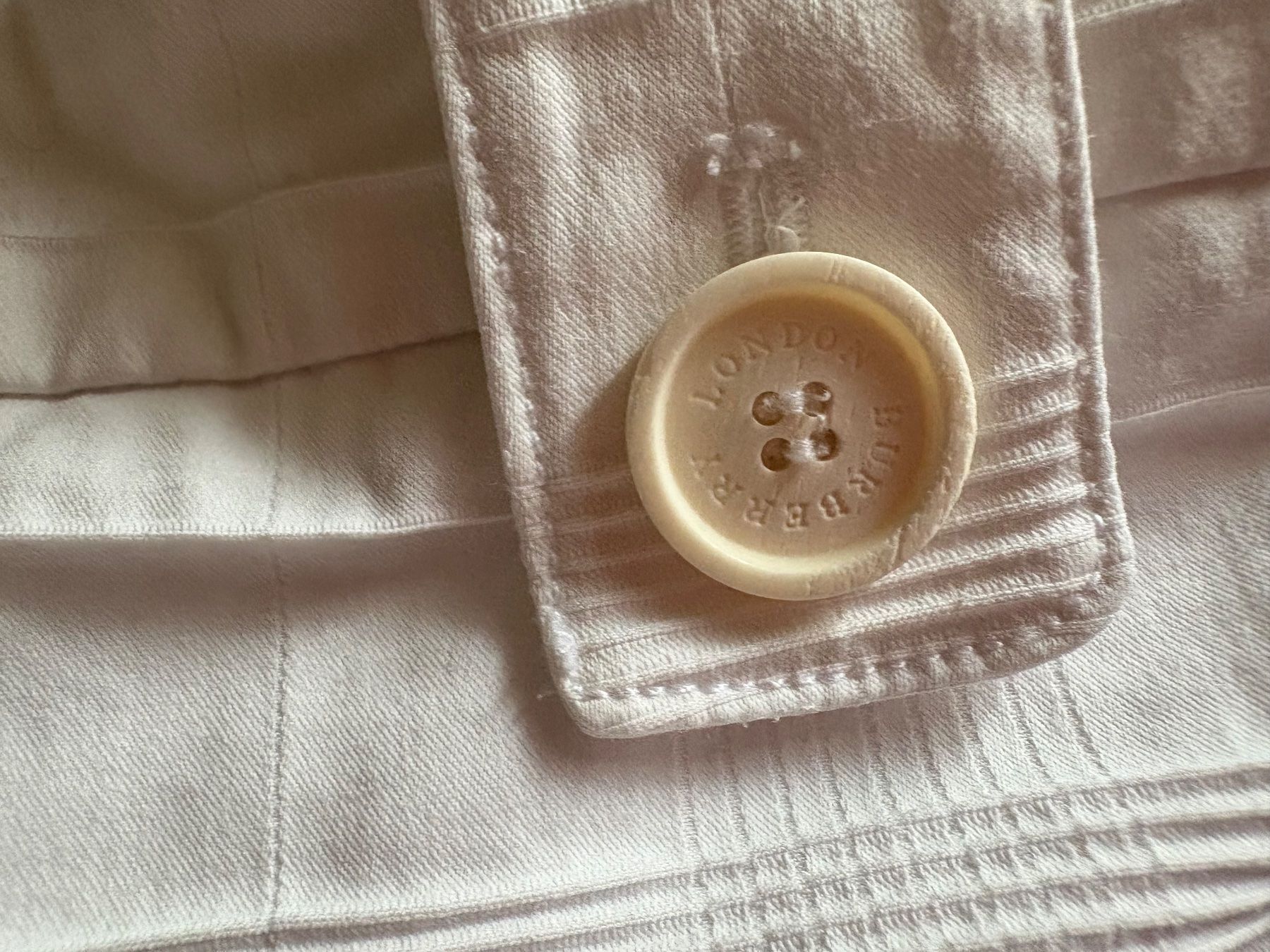 Hosen: Burberry Shorts weiss – Gebraucht aus Romont BE von n.gfeller 4