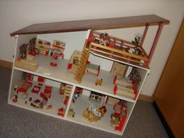 Komplett eingerichtete Puppenstube aus Holz