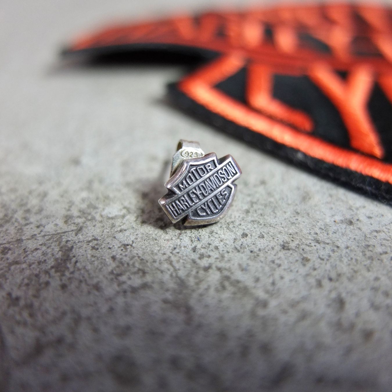 Harley-Davidson Toppe: Harley-Davidson Set: Patch und Pin (Silber) – Usato da Basel venduto da Brocki-auf-dem-Wolf