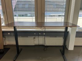 Grosser Bürotisch