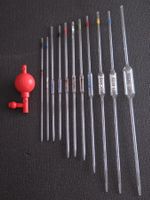 Laborbedarf: Glas Pipetten Konvolut mit Hand Pumpe