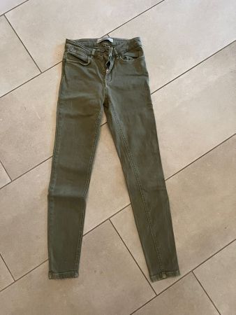ZARA eng anliegende Stretch Hose olivgrün Gr. 34/XS - 230532