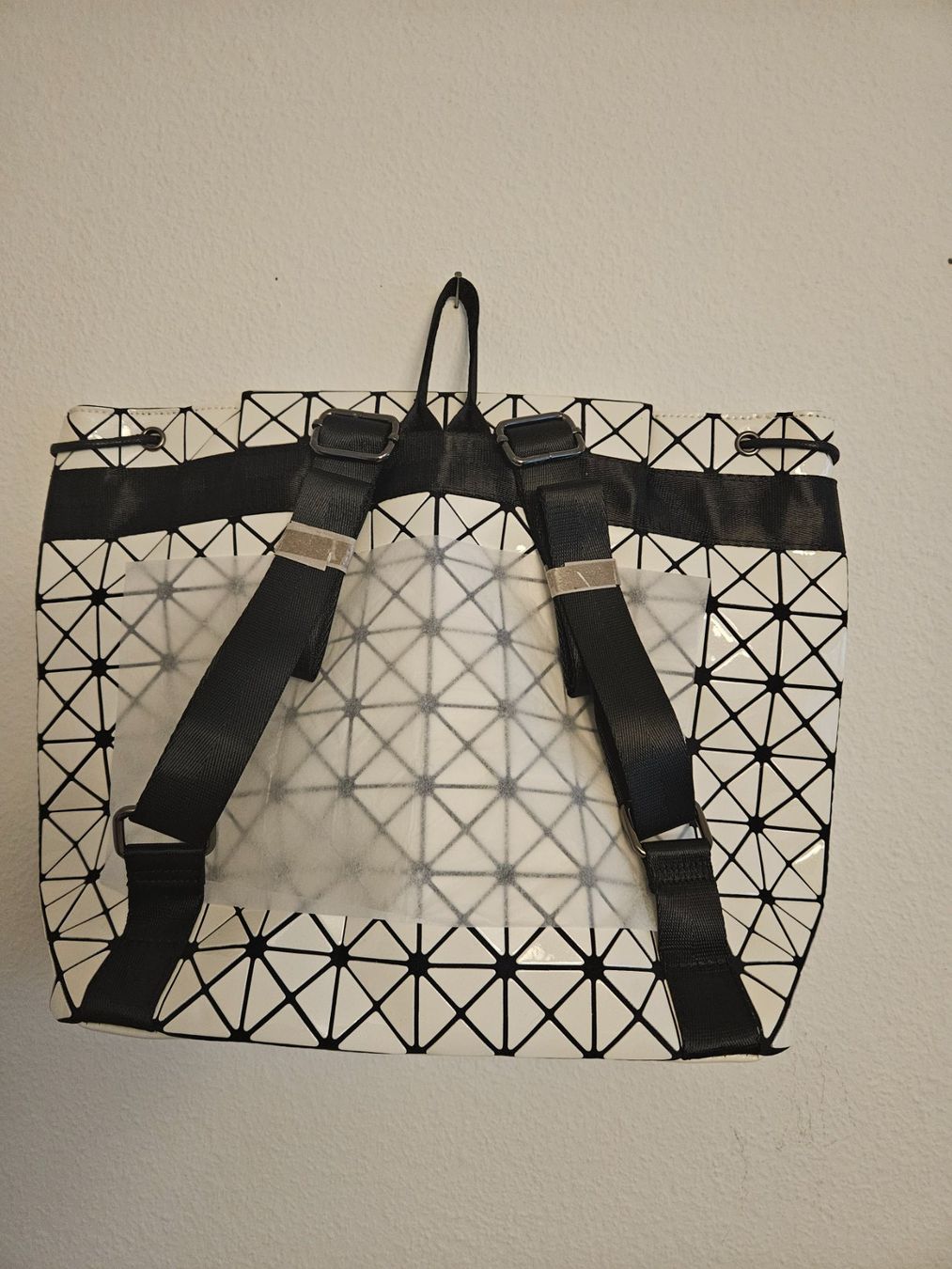 Rucksäcke: Geometrischer Rucksack - Weiss Schwarz - Blickfang – Neu und originalverpackt aus Basel von Anghkorwatt 1