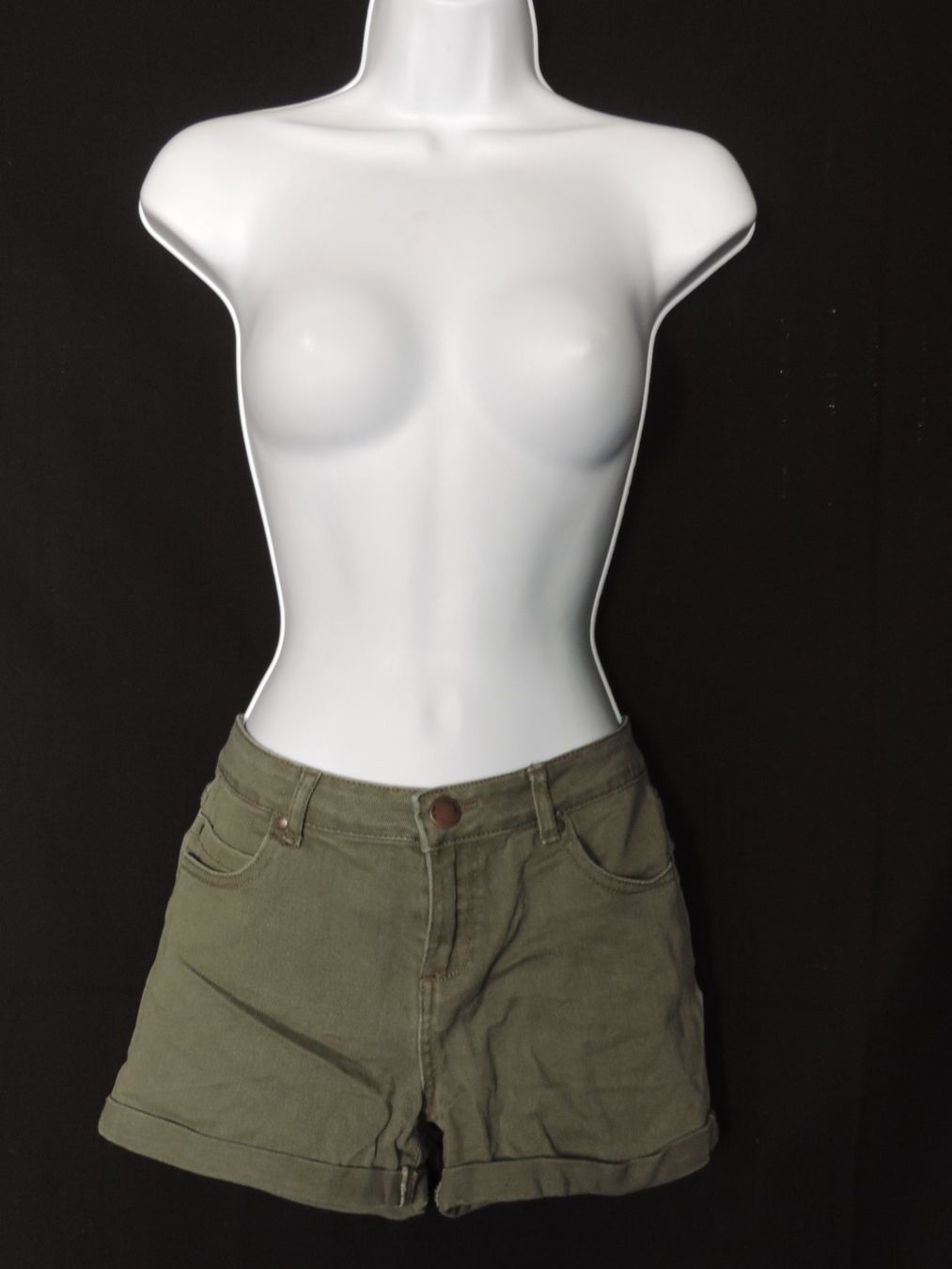 Pantalons: short vert kaki – D'occasion à Genève par Axelle333 3