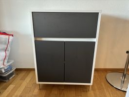 Kommode mit Türen und Schublade