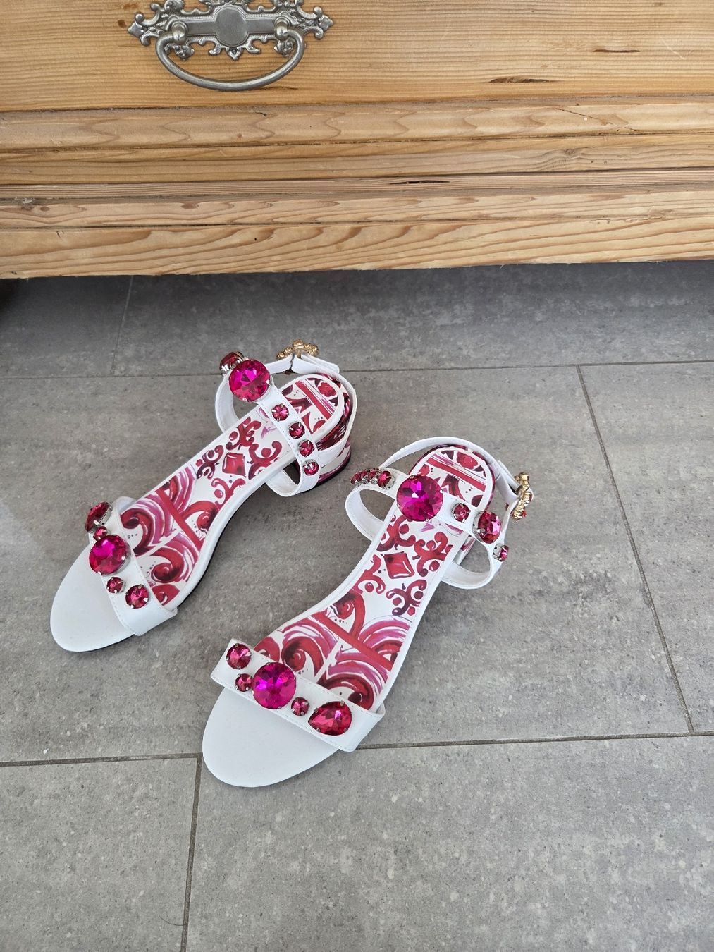 Damenschuhe: Sandalen mit pinken Steinen, Gr. 39 – Neu (gemäss Beschreibung) aus Wiesendangen von Sinhuk