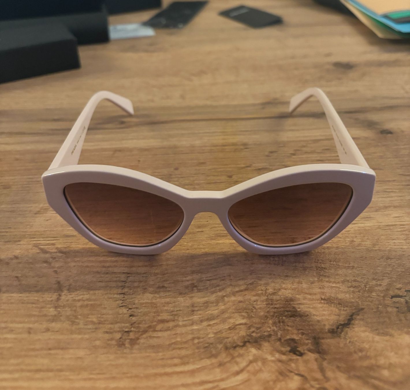 Prada Occhiali & Lenti: PRADA Sonnenbrille neu – Nuovo e nell'imballaggio originale da Gamprin-Bendern venduto da AkM_Vintage