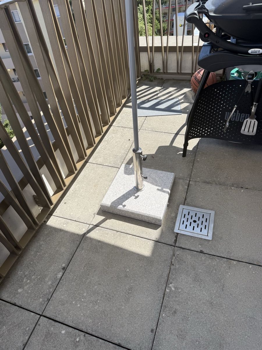 Ombrelloni: Terrace awning with base, cream-colored, good condition – Nuovo (secondo la descrizione) da Zürich venduto da and_cxb2 1