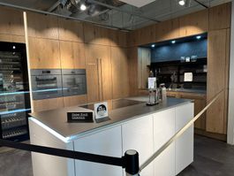 Cuisine Pfister neuve avec îlot central model d'exposition