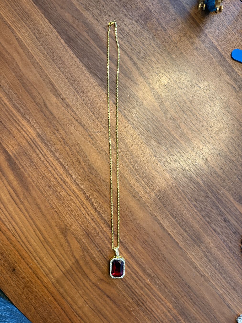 Catenine: Halskette mit rotem Stein Anhänger – Usato da Horgen venduto da Auction-Kings 1