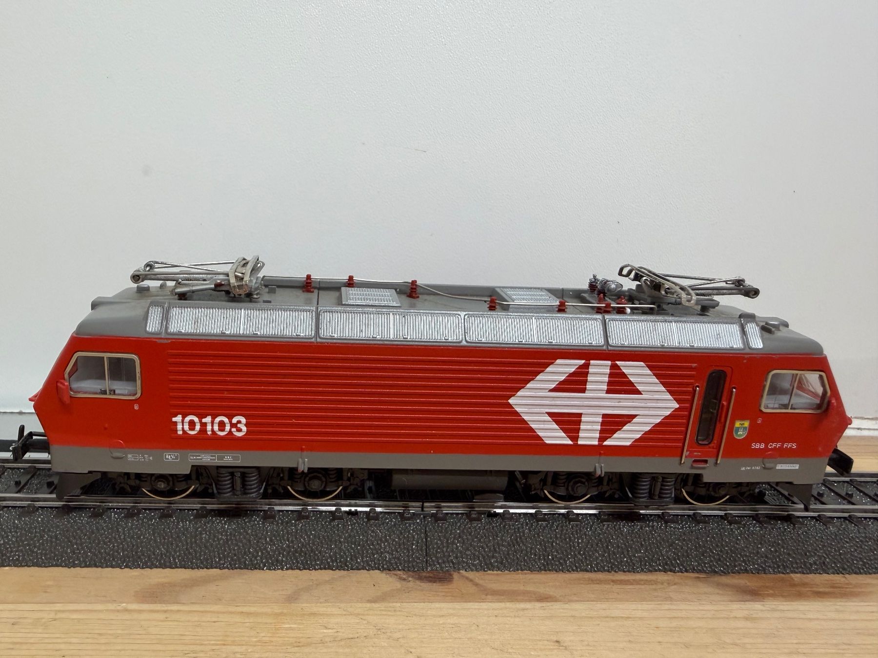 Märklin Modellini di ferrovie: Märklin 3328 E-Lok SBB Re 4/4 IV – Usato da Büsserach venduto da ModellbahnDepot 1