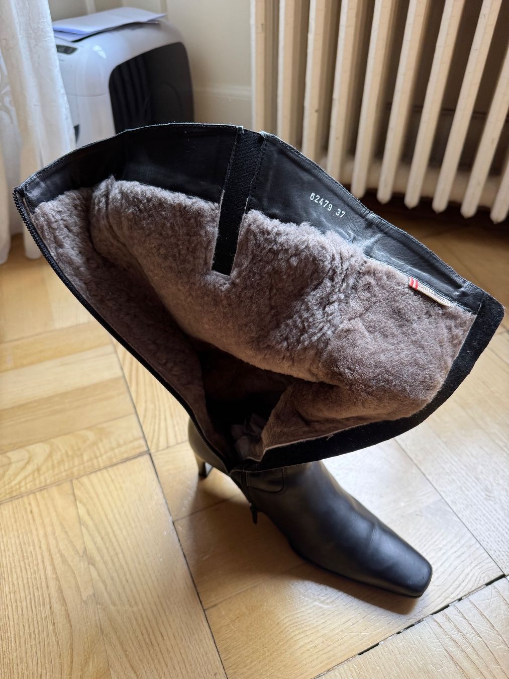 Damenschuhe: Bottes d'hiver en cuir noir taille 37 – Gebraucht aus Genève von brigantium