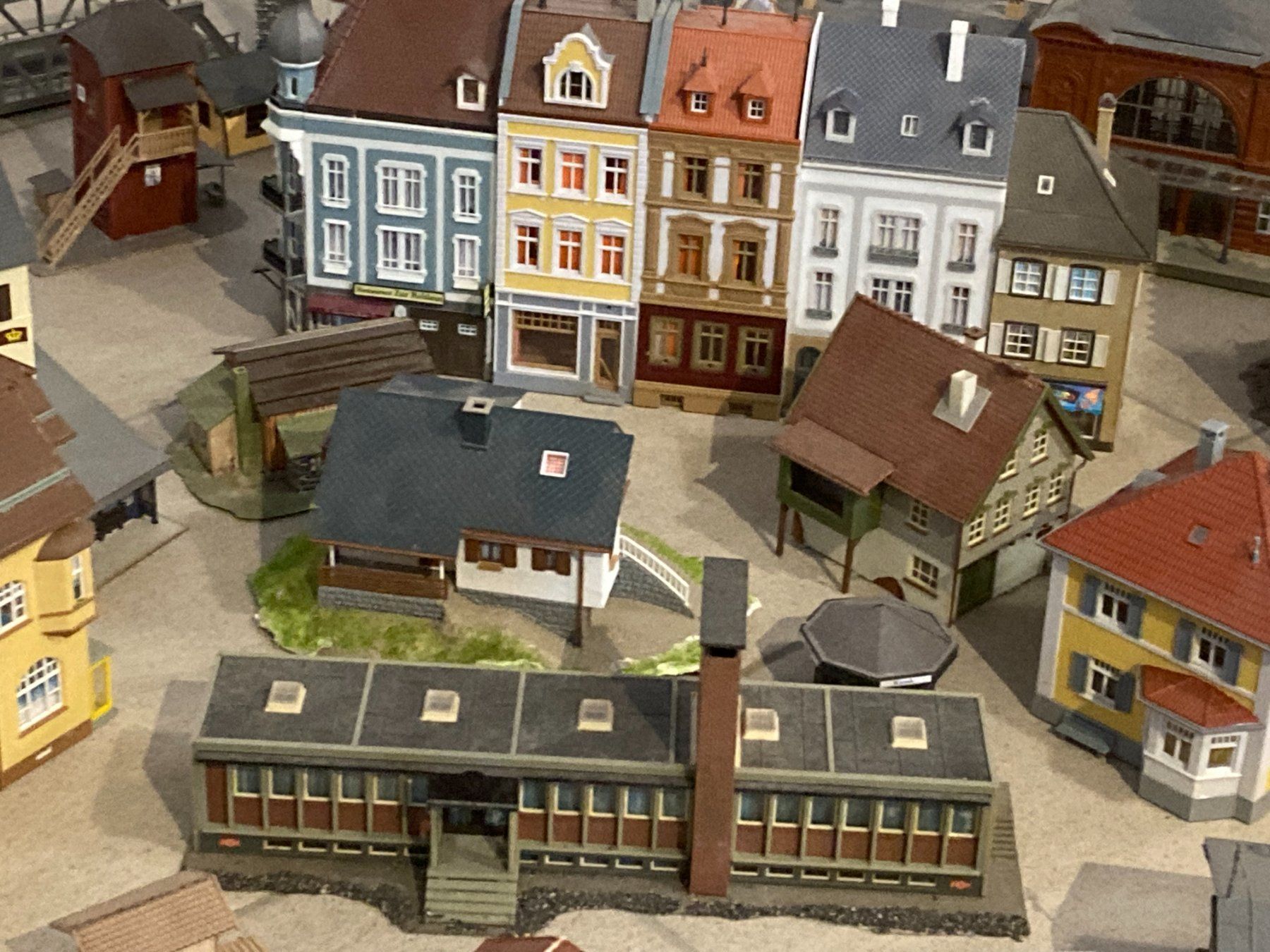 Modelleisenbahnen: Modelleisenbahn H0: Gebäude und viel Zubehör – Gebraucht aus Otelfingen von mos_x8x2 2