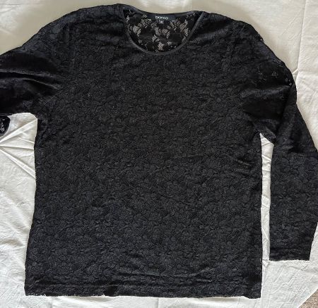 schwarzer Pulli langarm mit feinem Muster