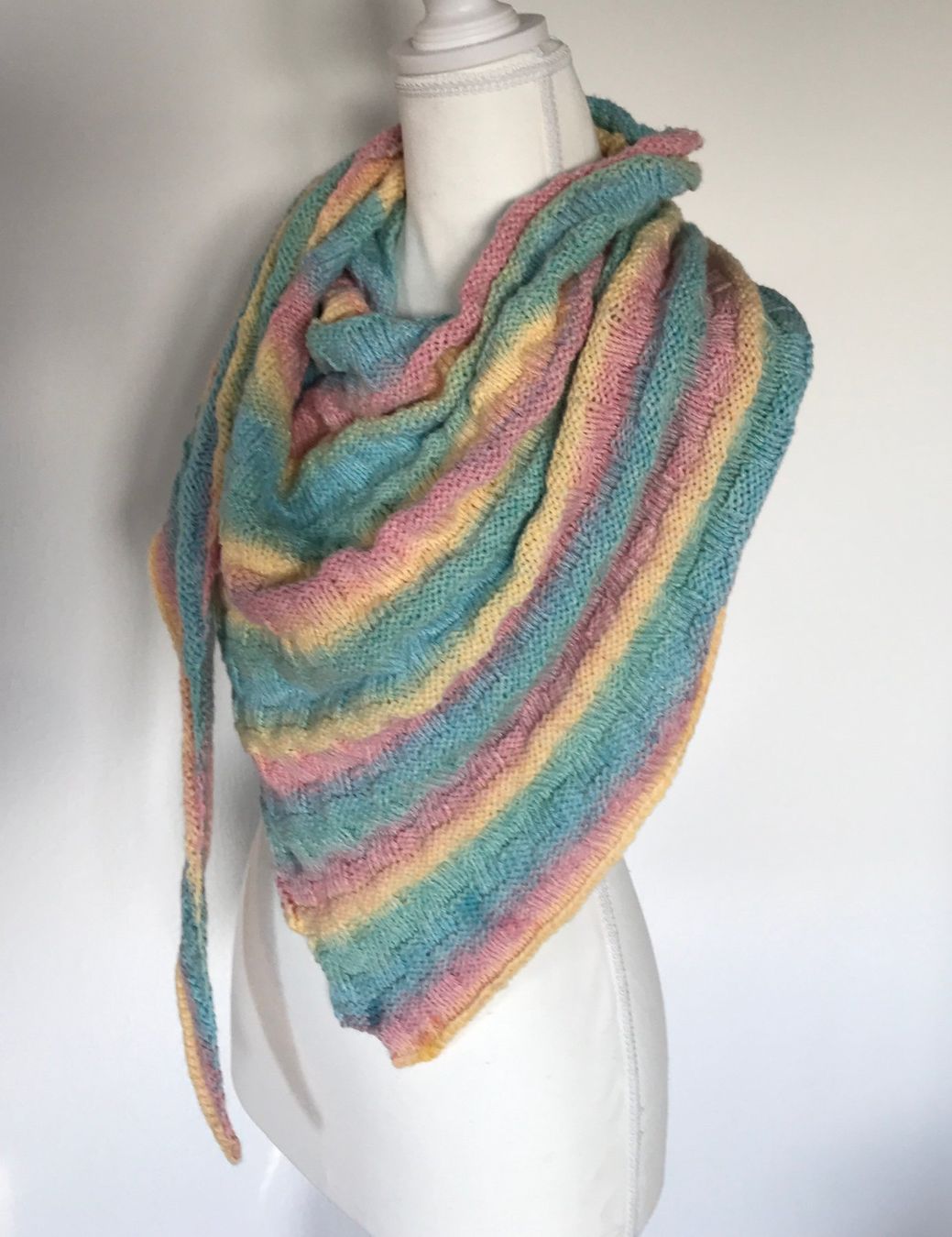 Foulard & Sciarpe: Dreiecktuch - pastell - Handarbeit – Nuovo e nell'imballaggio originale da Riniken venduto da KreativImKopf 1