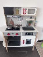 Kinderküche mit Schürze und Töpfe