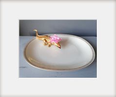 Vintageplatte mit goldenem Krokodil