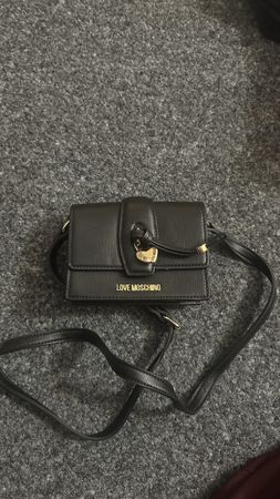 Love Moschino Umhängetasche – Schwarz mit goldenen Details