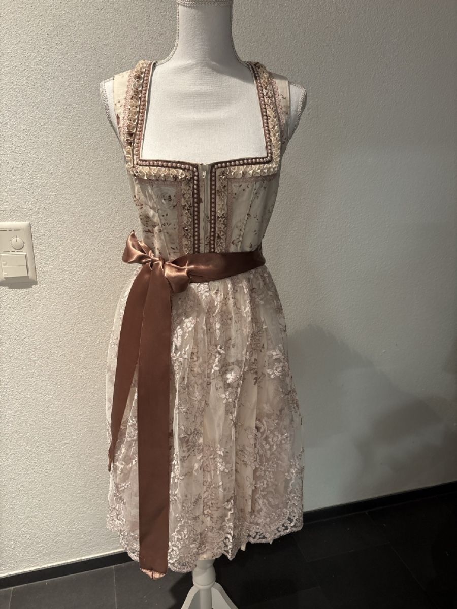Robes: Dirndl mit spitzen Schürze  – D'occasion à Wiesendangen par Powersandra03