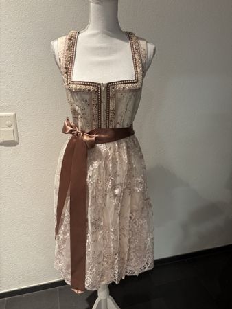 Dirndl mit spitzen Schürze 